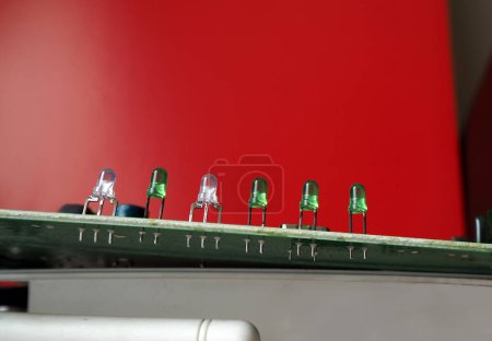 Foto de Led de una hilera en la placa de circuito electrónico. Lámparas blancas y verdes. Diodos emisores de luz - Imagen libre de derechos