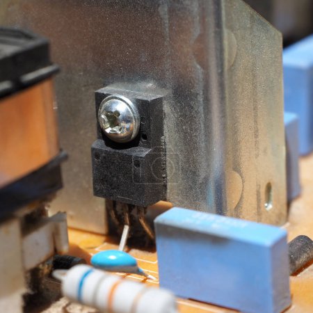 Téléchargez les photos : Un transistor MOSFET monté sur le radiateur du circuit électronique. - en image libre de droit