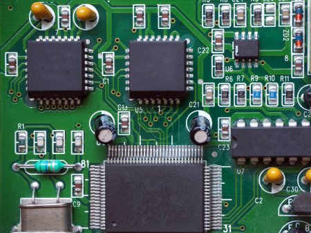 Circuits intégrés programmables carrés à 28 broches sur circuit imprimé. Puces Noname. 