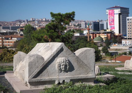 Téléchargez les photos : Un sarcophage dans les anciens thermes romains d'Ankara. Ulus, Ankara Turkiye - Septembre 2023 - en image libre de droit