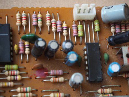 Foto de Resistencias de diferentes valores ohmios en la placa de circuito electrónico. Enfoque seleccionado. - Imagen libre de derechos