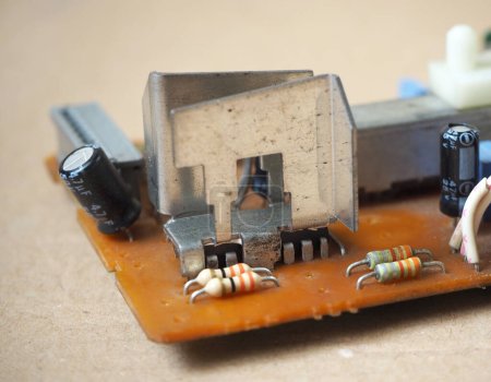 Téléchargez les photos : Dissipateur thermique en aluminium, monté sur circuit intégré - en image libre de droit