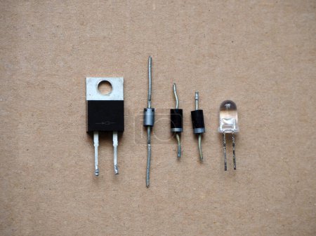 Téléchargez les photos : Types de diode de silicium. Composants semi-conducteurs. - en image libre de droit