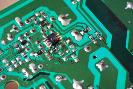 Foto de Chip semiconductor dañado en placa de circuito electrónico. - Imagen libre de derechos