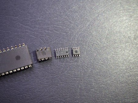 Foto de Varios tipos de circuitos integrados. Componentes electrónicos semiconductores con área de texto en negro. Enfoque seleccionado. - Imagen libre de derechos