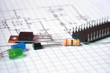 Téléchargez les photos : Composants sur le schéma de circuit électronique dessiné à la main. Objet sélectionné. - en image libre de droit