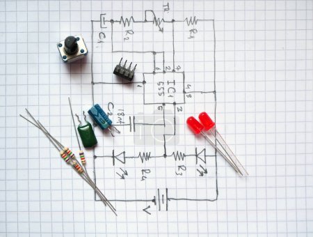 Foto de Componentes electrónicos en diagrama de circuito dibujado a mano. Enfoque seleccionado. - Imagen libre de derechos