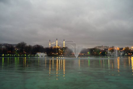 Téléchargez les photos : Vue sur la ville d'Ankara depuis le parc Genclik. Nuit à Ankara, capitale de Turkiye. Vue de la mosquée Melike Hatun la nuit. - en image libre de droit