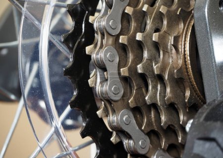 Téléchargez les photos : Gros plan sur un mécanisme d'engrenage de bicyclette.Groupe d'engrenages en métal. - en image libre de droit