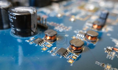 Foto de Dispositivos montados en superficie, como bobinas y circuitos integrados en la placa de alta tecnología. - Imagen libre de derechos