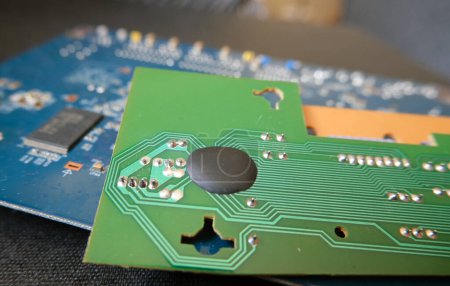 Chip a bordo de componentes electrónicos. Tecnología Glob-top utilizada en dispositivos de gama baja.