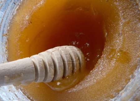 Honigkristallisation. Kristallisierter Honig. Honig, bei dem sich die Zuckermoleküle vom Wasser trennen und zu einem kristallisierten Zustand aneinander binden.