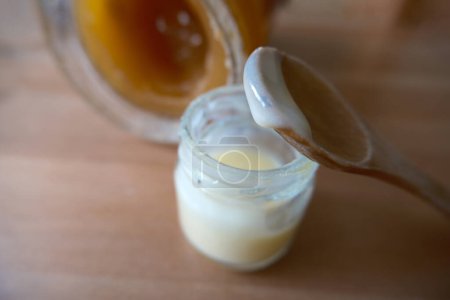 Gelee Royal in einem kleinen Glas. Es wird auch Bienenmilch genannt, ein Sekret, das für die Ernährung von Larven und erwachsenen Königinnen verwendet wird..