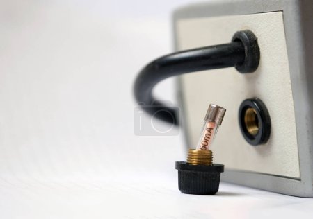El fusible de vidrio eléctrico retirado del soporte de fusible de vidrio en un aparato eléctrico.