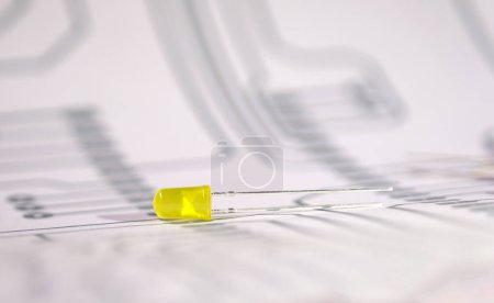 Diode électroluminescente jaune simple (led) sur le schéma de circuit électronique. Concept de semi-conducteurs et de projets d'ingénierie.