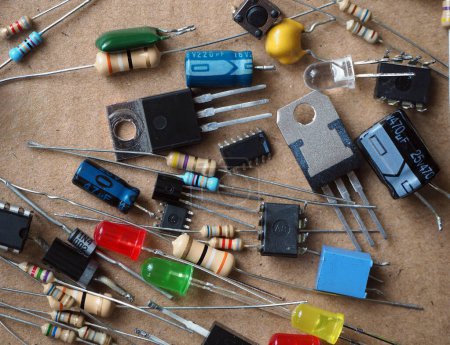 Téléchargez les photos : Différents composants de circuits électroniques placés au hasard. - en image libre de droit
