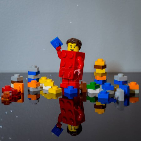 Foto de Bloques de juguete de plástico de colores sobre un fondo blanco - Imagen libre de derechos