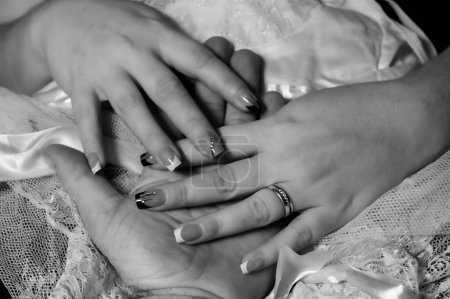 Téléchargez les photos : Mains d'un couple homme et femme - en image libre de droit