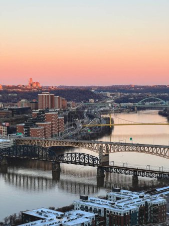 Foto de Puentes sobre el río Monongahela al atardecer en Pittsburgh, Pennsylvania - Imagen libre de derechos