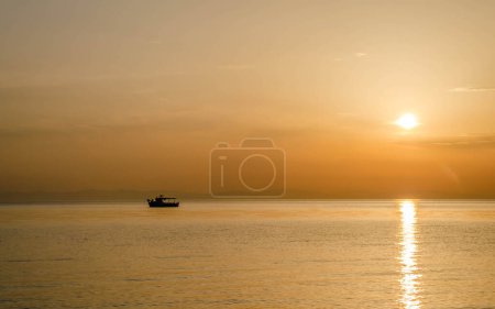 Foto de Barco de pesca en alta mar, en las primeras horas de la mañana en Leptokarya, Grecia. - Imagen libre de derechos
