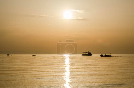Foto de Barco de pesca en alta mar, en las primeras horas de la mañana en Leptokarya, Grecia. - Imagen libre de derechos