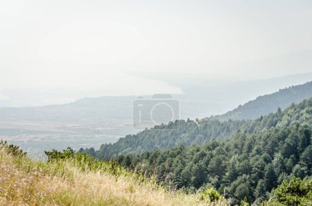 Vue panoramique de Litohoro depuis le mont Olympe et depuis le belvédère au-dessus de Stavros en Grèce.