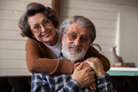 Téléchargez les photos : Couple âgé embrassant et souriant regardant la caméra. Portrait d'un couple de personnes âgées ensemble. Photo de haute qualité - en image libre de droit