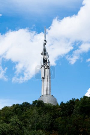 Foto de Kiev, Ucrania - 11 de agosto de 2023: Patria o Madre Ucrania monumento. nuevo tridente reemplazado, símbolo nacional ucraniano, escudo de armas, que se instaló en lugar del escudo de armas de la Unión Soviética - Imagen libre de derechos