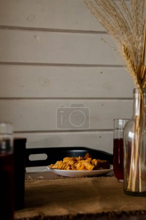 Foto de Pasta fusilli Concept shot con parmesano cocido y servido. Macarrones espirales en el plato. Comida italiana saludable. Recibo tradicional de comida boloñesa. Mesa de comedor. Foto de alta calidad - Imagen libre de derechos