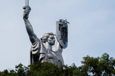 Téléchargez les photos : Kiev, Ukraine - 11 août 2023 : Monument de la Patrie ou Mère Ukraine. nouveau trident remplacé, symbole national ukrainien, armoiries, qui a été installé à la place des armoiries de l'Union soviétique - en image libre de droit