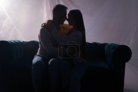 Foto de Dos amantes abrazos sobre fondo de luz de neón. Mujer tocando a su novio en casa adentro. Concepto de amor apasionado por el arte. Juego previo en la relación 4k metraje - Imagen libre de derechos