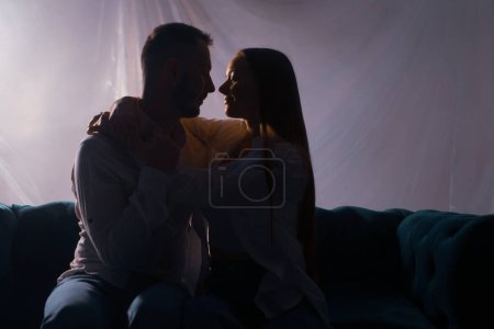 Foto de Dos amantes abrazos sobre fondo de luz de neón. Mujer tocando a su novio en casa adentro. Concepto de amor apasionado por el arte. Juego previo en la relación 4k metraje - Imagen libre de derechos