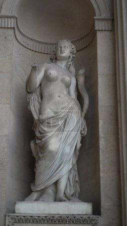 Foto de París, Francia: 25 de octubre de 2023: Escultura histórica de la diosa femenina en el museo del Louvre francés. Estatua de ninfa mujer artística hecha por piedra estilo clasicismo. Foto de alta calidad - Imagen libre de derechos