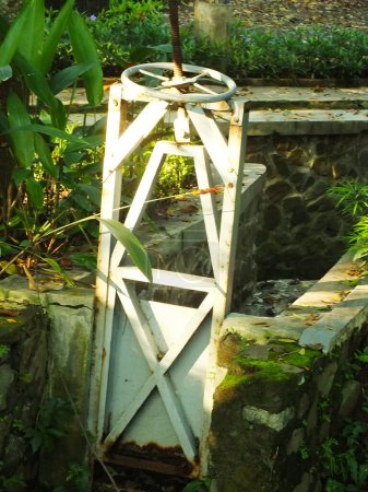 Foto de Rustyc rueda de agua de metal para abrir y cerrar la esclusa - Imagen libre de derechos