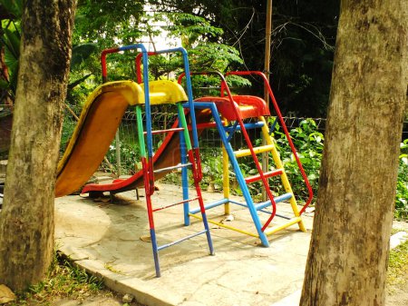 Colorido equipo de juegos para niños en el parque al aire libre. ambiente tranquilo no hay niños jugando a su alrededor