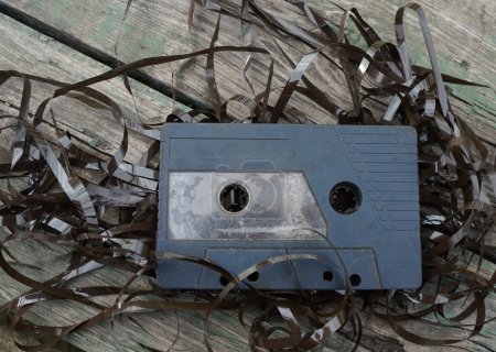 Téléchargez les photos : Vieille cassette audio sur vieux fond en bois. - en image libre de droit