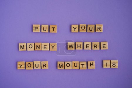 Téléchargez les photos : Sayings Put your money where your mouth is on Very Peri background. - en image libre de droit
