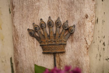 Foto de Elemento de adorno vintage de corona, diseños florales de oro antiguo. aislado en madera. Enfoque selectivo. - Imagen libre de derechos