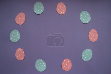 Foto de Easter card handmade. Step by step photo instruction. Children's art project. DIY concept. Very Peri background color. Flat lay, top view Step 8. Egg frame. Copy space. Option 2 - Imagen libre de derechos