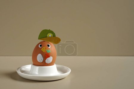 Téléchargez les photos : Figurine d'oeuf de Pâques bricolage. Figurine de Pâques avec oeuf. Œuf de Pâques. Drôle de lièvres. Lapin jouet. oeuf jouet - en image libre de droit