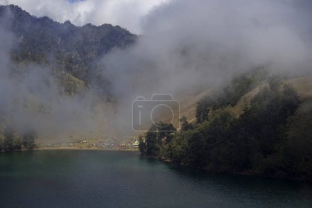 Téléchargez les photos : Beautiful mountain lake of Ranu Kumbolo, Mt Semeru National Park, Indonesia - en image libre de droit