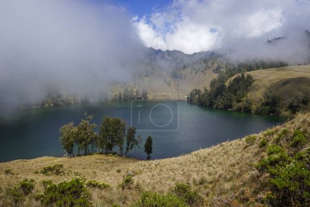 Téléchargez les photos : Beautiful mountain lake of Ranu Kumbolo, Mt Semeru National Park, Indonesia - en image libre de droit