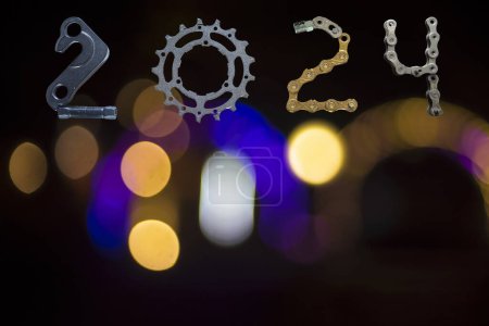 2024 número de piezas de bicicleta sobre fondo de luz borrosa