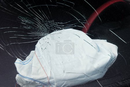 Foto de Primer plano de un vidrio roto. El airbag de pasajeros desplegado. - Imagen libre de derechos