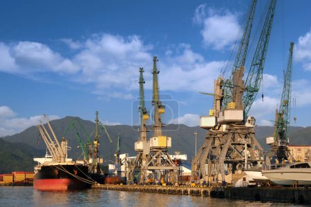 Frachtschiffe werden im Seehafen entladen. Günstiger Transport und Lieferung von Gütern auf der ganzen Welt.