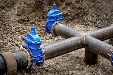 Fermez un nouveau pipeline pour l'approvisionnement en eau dans la ville et la vanne d'arrêt. Reconstruction des infrastructures d'adduction d'eau et d'assainissement de la métropole.