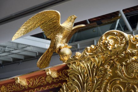 Téléchargez les photos : Gros plan figure de proue aigle doré et décoration du bélier de l'arc de la galère du sultan exposé au Musée naval d'Istanbul, Turquie - 22 octobre 2023. - en image libre de droit