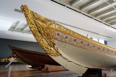 Téléchargez les photos : Galères impériales décorées d'or et de bois précieux exposées au Musée naval d'Istanbul, Turquie - 22 octobre 2023. - en image libre de droit
