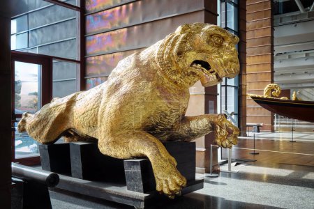 Téléchargez les photos : Une figure de proue du lion d'or exposée au Musée naval d'Istanbul, Turquie - 22 octobre 2023. - en image libre de droit