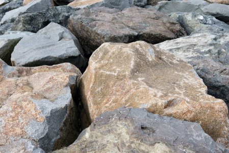 Téléchargez les photos : De grandes pierres se trouvent sur le littoral de la mer. Protection contre les inondations. - en image libre de droit